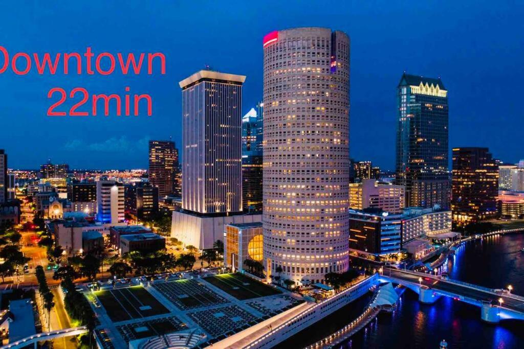 einen Blick auf eine Stadt in der Nacht mit den Worten Downtown min in der Unterkunft Grey Novo Studio + free-parking&wifi in Tampa