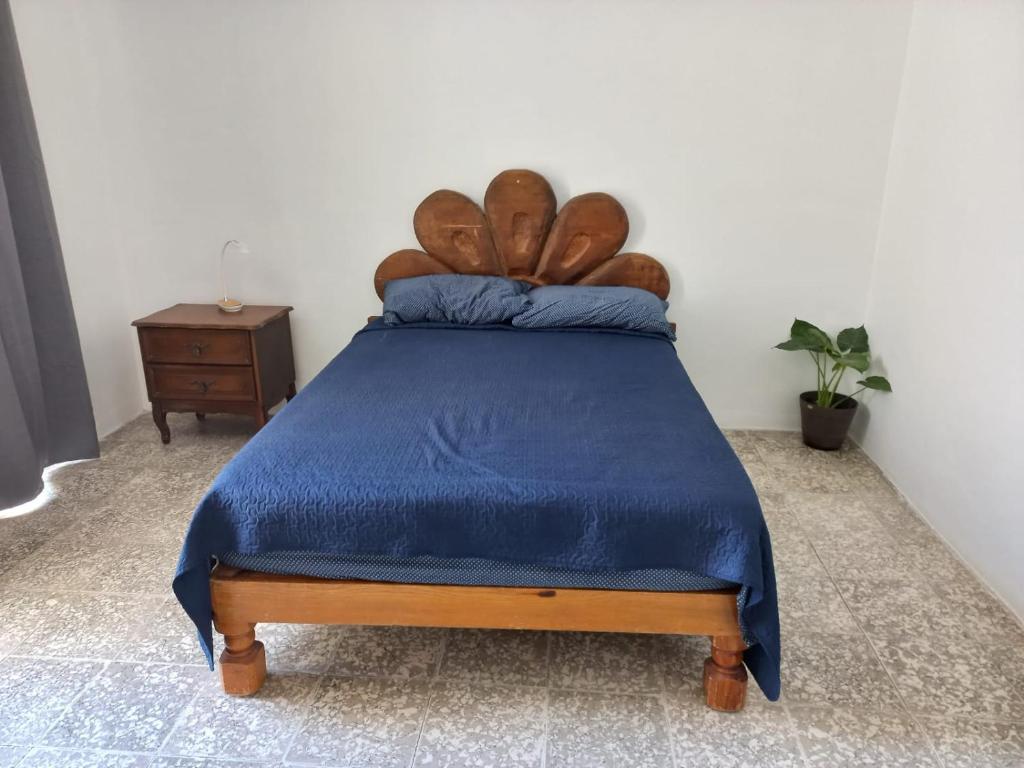 ein Schlafzimmer mit einem Bett mit einer blauen Decke in der Unterkunft Casa Abedules in Guadalajara