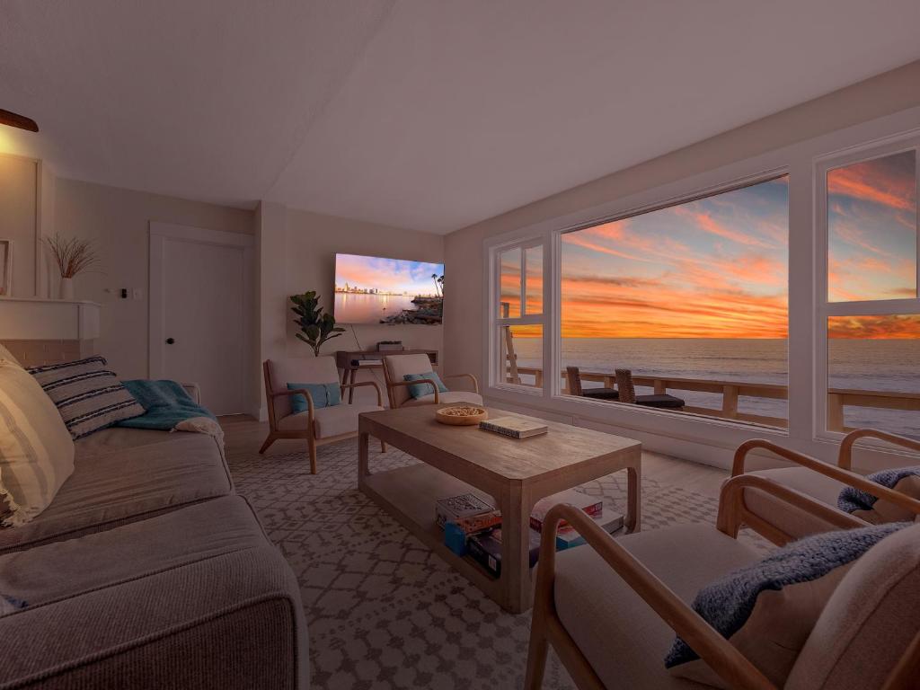 un soggiorno con vista sull'oceano di Stunning Oceanfront Villa - Massive Patio, Hot Tub, Parking, Pet Friendly & Views! a San Diego