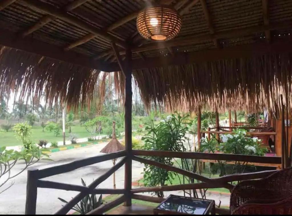 Zahrada ubytování Bintan Brzee Beach in Bintan Island - Bungalow 4