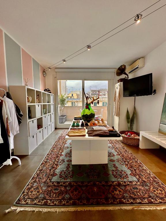 Televízia a/alebo spoločenská miestnosť v ubytovaní Maison R Boutique