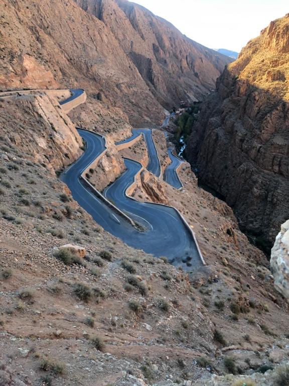 een kronkelende bergweg in het midden van een canyon bij RIAD dreams dades in Tamellalt