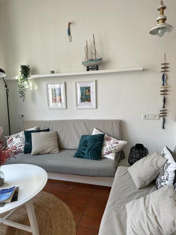 uma sala de estar com um sofá e uma mesa em RACO DE SES OLIVERES em Cadaqués