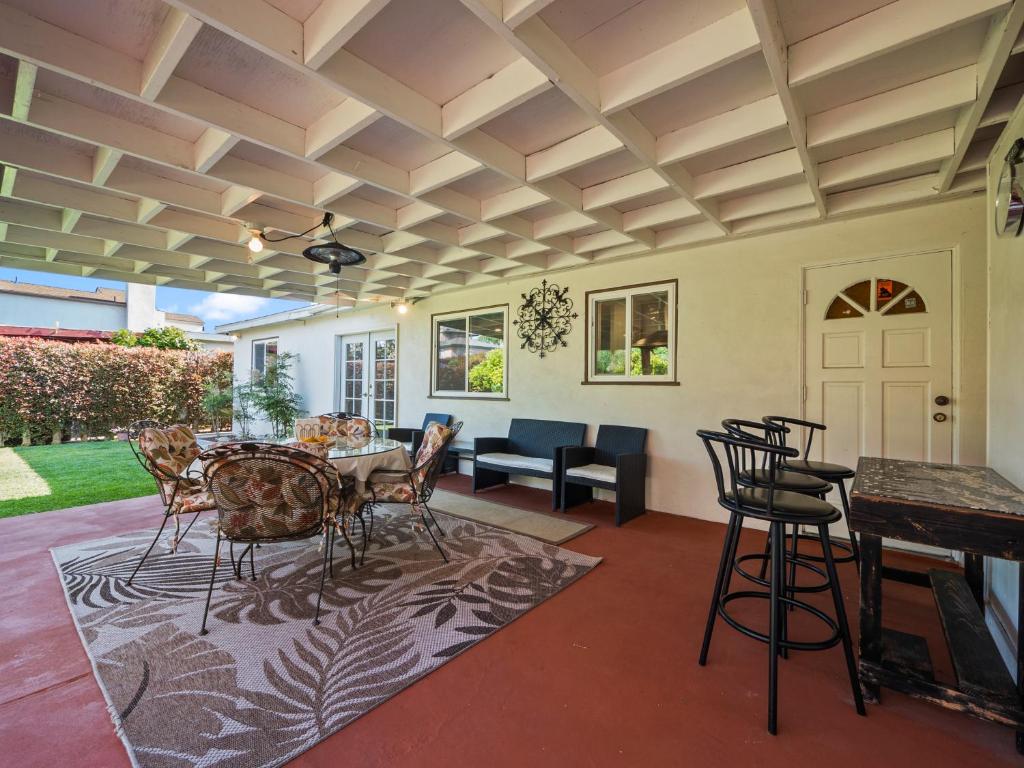 a living room with a table and chairs at Bay Park Garden Paradise - central Location, AC, Washer Dryer & Private yard! in San Diego
