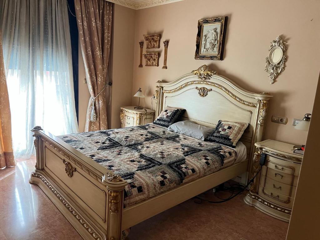 een slaapkamer met een groot bed in een kamer bij Suite en el centro de Elche in Elche