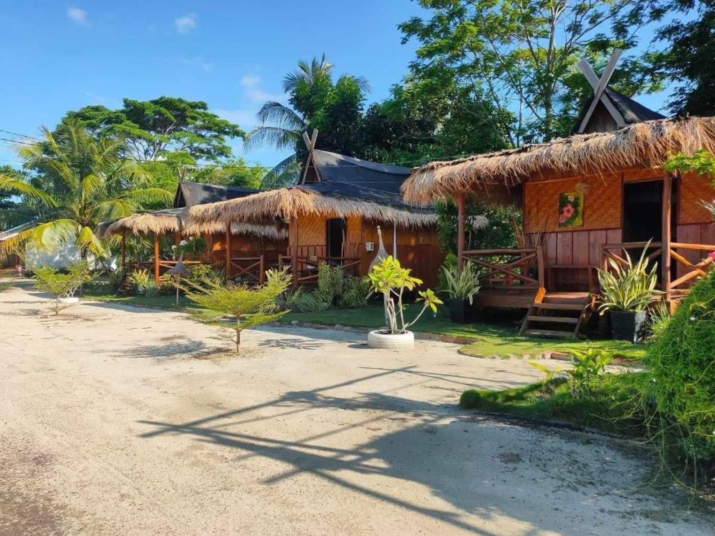 Zahrada ubytování Bintan Brzee Beach in Bintan Island - Bungalow 4