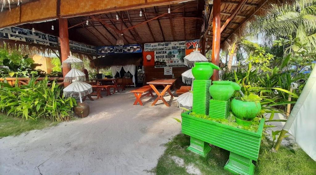 Zahrada ubytování Bintan Brzee Beach in Bintan Island - Bungalow 1