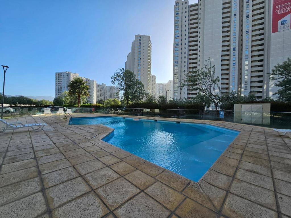 una piscina en una ciudad con edificios altos en Oceana Suites Marina Del Sol en La Serena