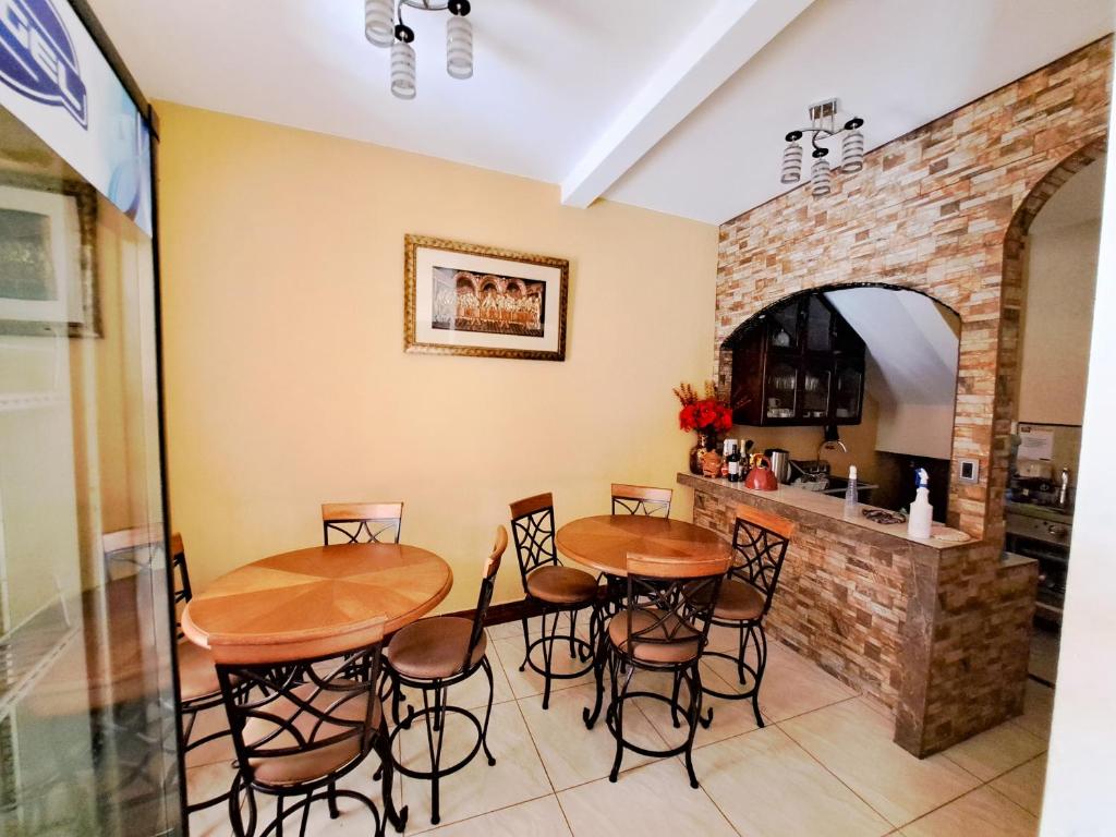 a kitchen with a table and chairs in a room at La Mansión del Gran Jaguar in Retalhuleu