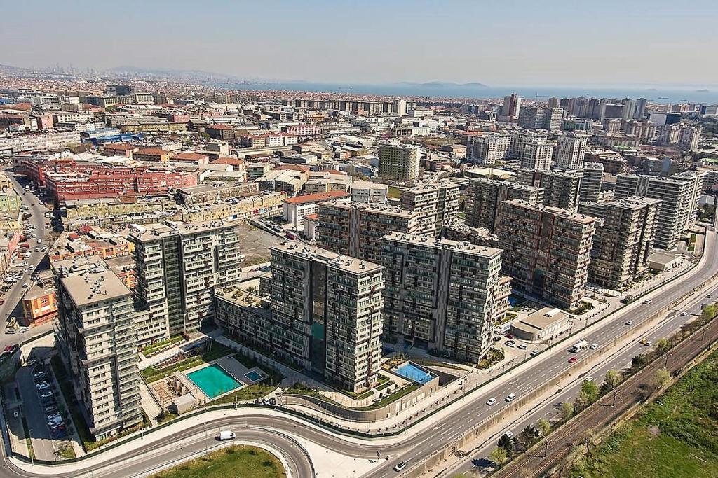 een luchtzicht op een stad met een snelweg bij Inistanbul Apartments in Istanbul