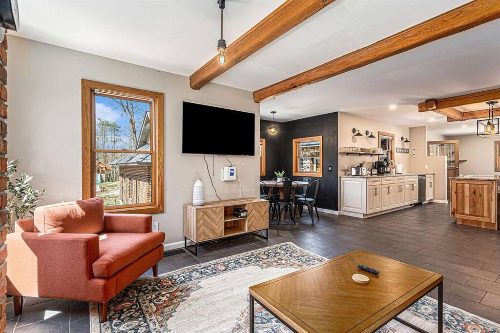 Η κουζίνα ή μικρή κουζίνα στο The Hopkins Hideaway - 40 Acres with trails, Arcades, Hot Tub, Fire Pit