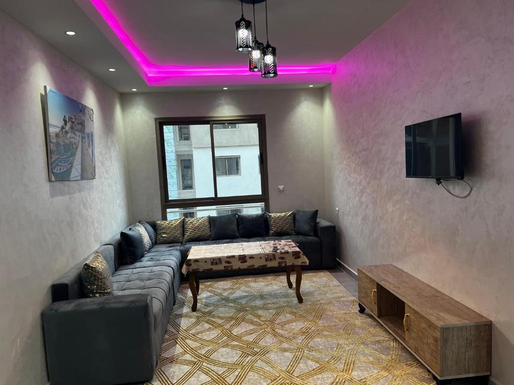 Televisyen dan/atau pusat hiburan di Appartement neuf Ahlan 2 chambres
