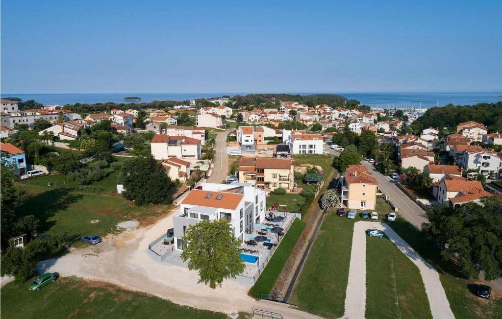 una vista aérea de una pequeña ciudad con casas en Casa Maestral, en Funtana