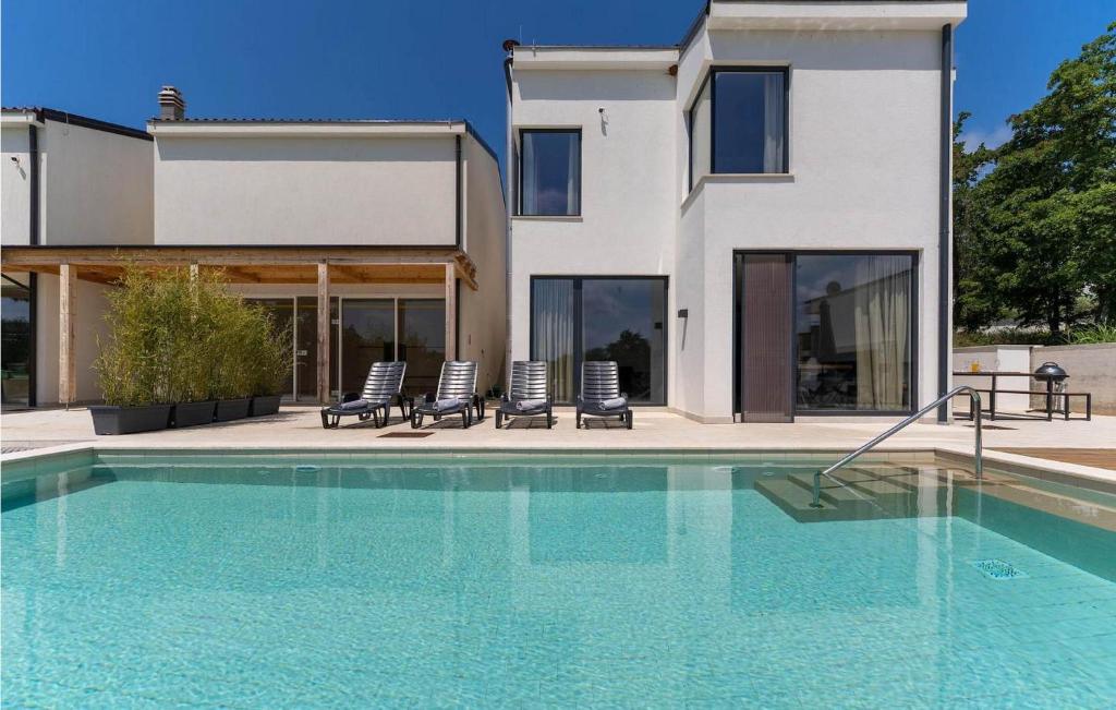 uma casa com piscina em frente a uma casa em Villa Sunset em Porec