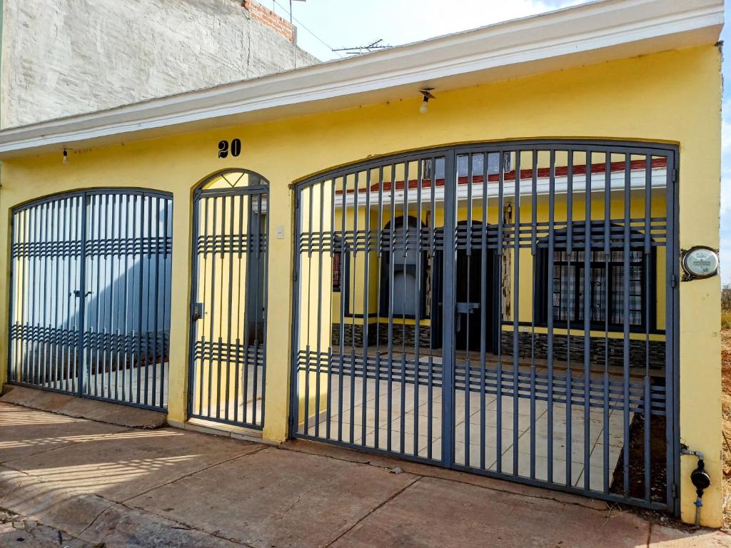 Alojamiento Familiar Varo في Arandas: مبنى اصفر على جانبه بوابات