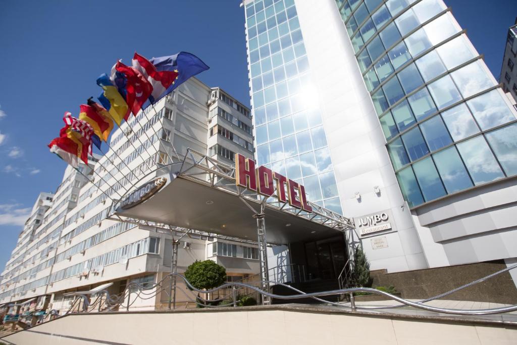 ein Hotel mit Hotelschild vor einem Gebäude in der Unterkunft Jumbo Hotel in Chişinău