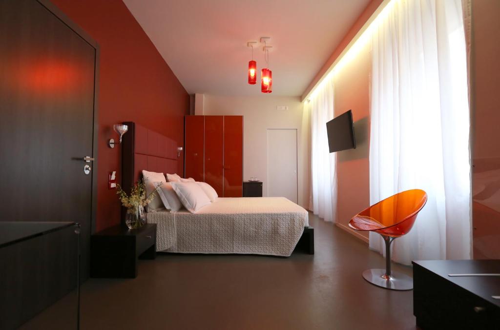 1 dormitorio con cama, ventana y silla en Residenza Crescenzio, en Roma