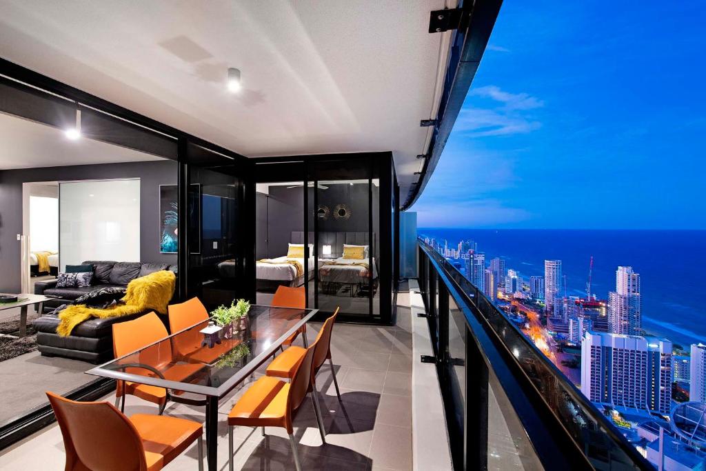 Habitación con balcón con vistas a la ciudad. en High Floor Ocean Views - Circle on Cavill - Wow Stay en Gold Coast