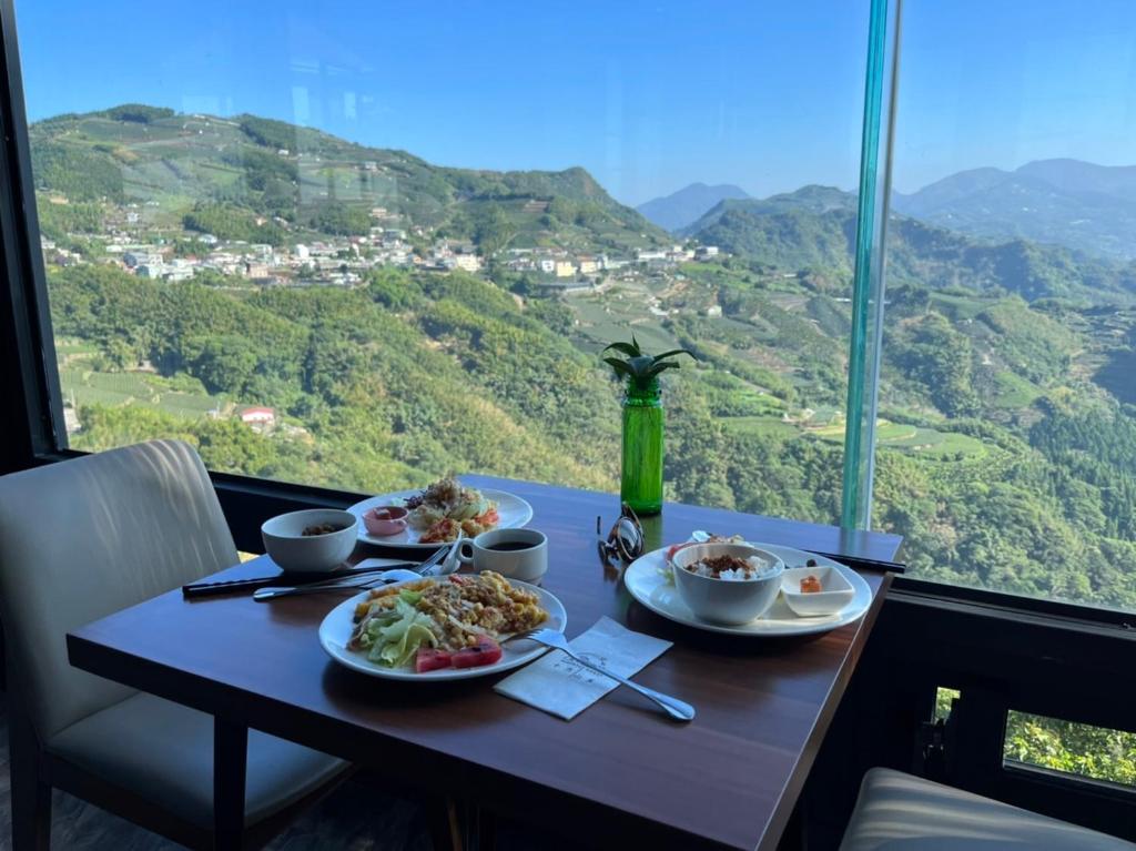 een tafel met borden met voedsel erop met uitzicht bij SunSweet House in Fanlu