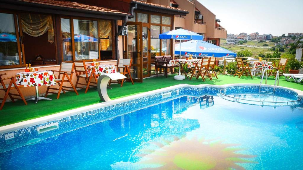 Bazén v ubytování Hotel Apolis nebo v jeho okolí