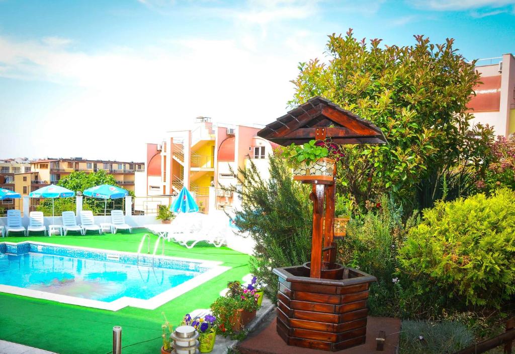 Bazén v ubytování Hotel Apolis nebo v jeho okolí