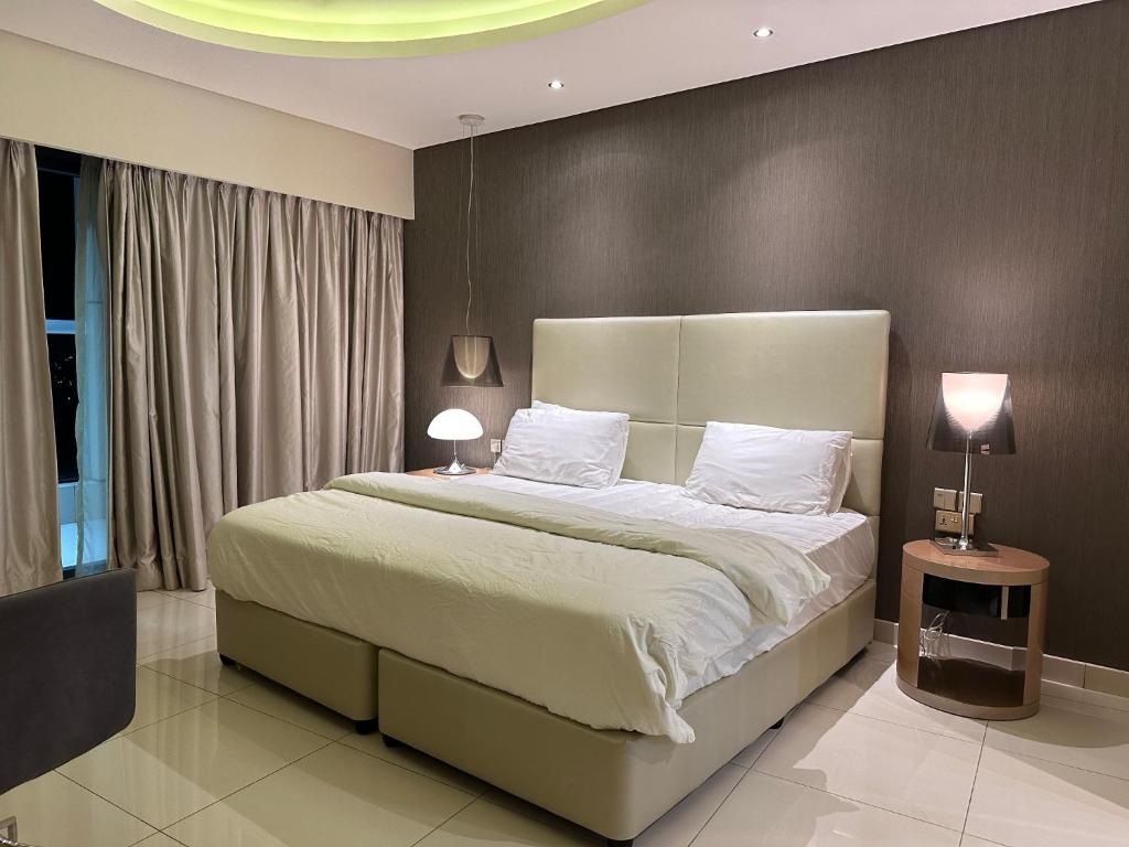 Postel nebo postele na pokoji v ubytování Damac Towers by Paramount - Tower D - 903