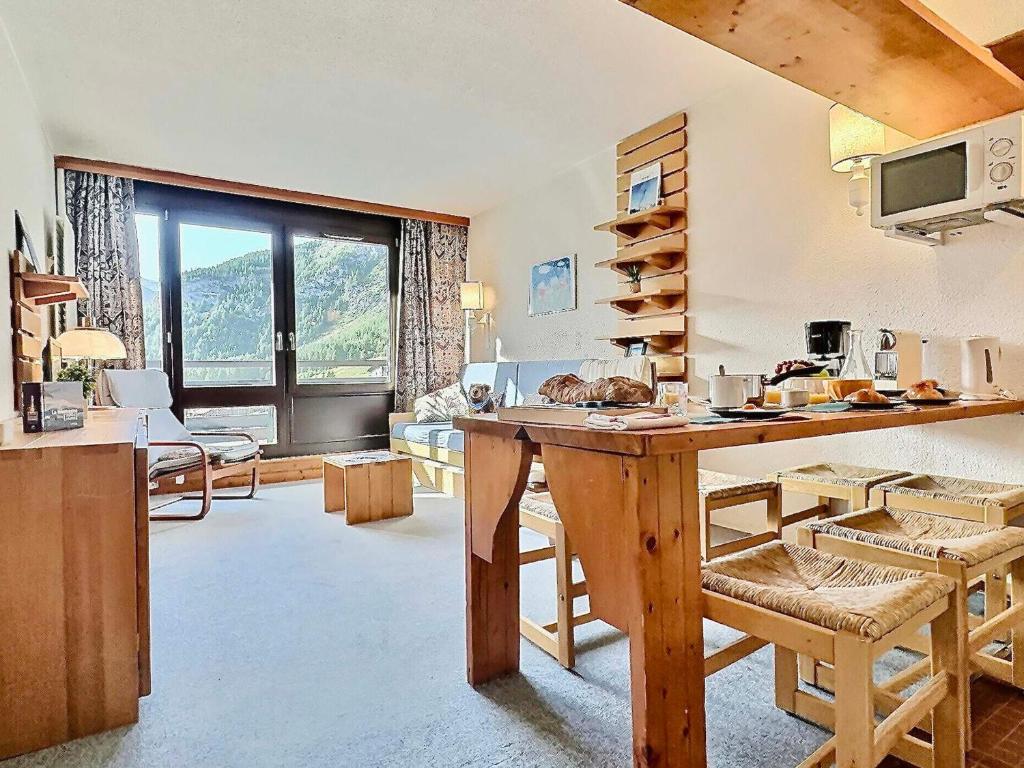 ヴァル・ディゼールにあるAppartement Val-d'Isère, 2 pièces, 5 personnes - FR-1-411-916のキッチン、リビングルーム(テーブル、椅子付)