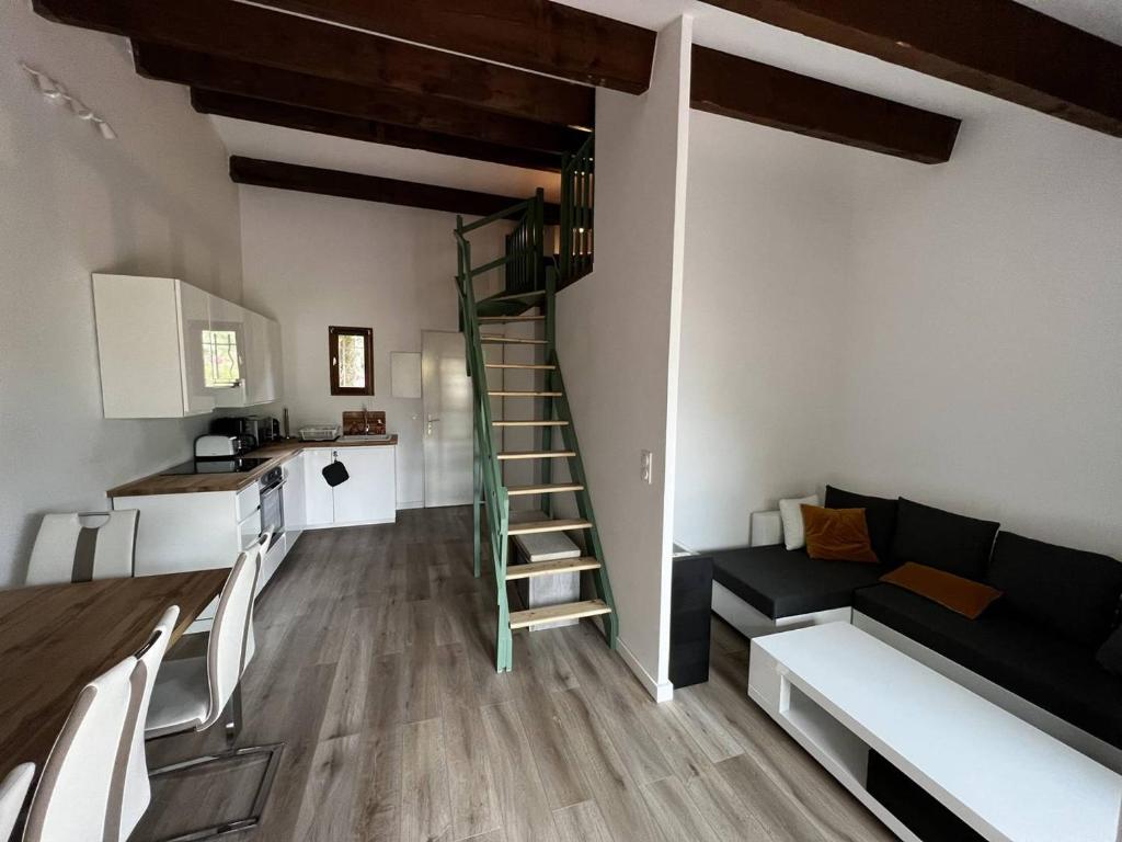 un salon avec un escalier en colimaçon dans un loft dans l'établissement Villa Les Issambres, 2 pièces, 4 personnes - FR-1-768-54, aux Issambres