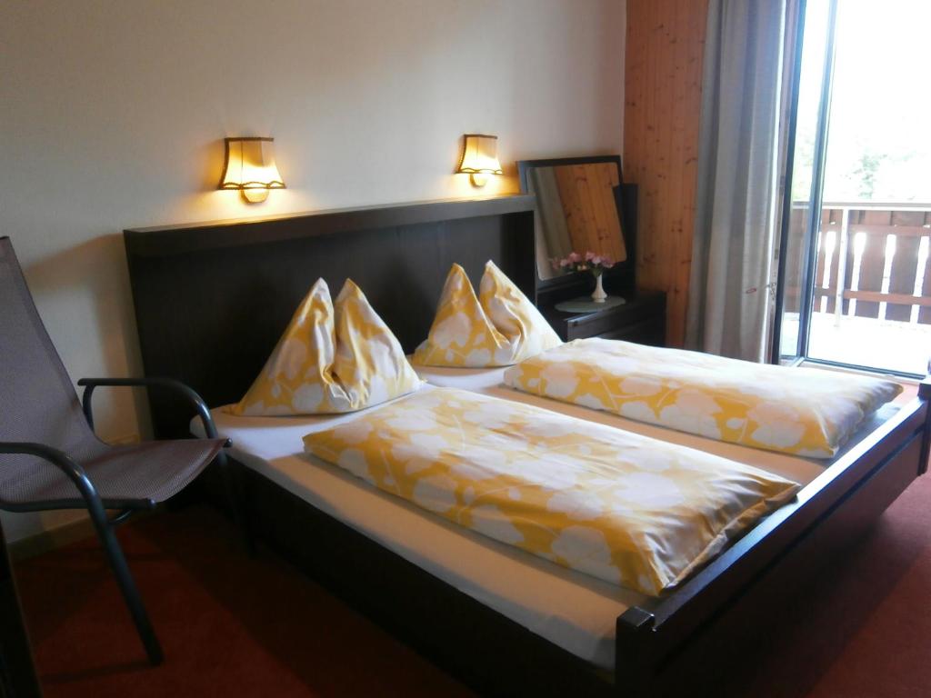 A bed or beds in a room at Ferienpension Garni Hubert Rigelnik