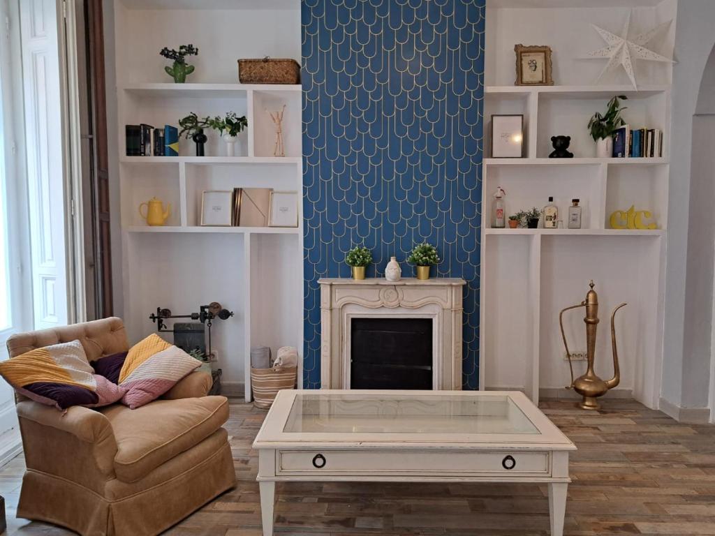 uma sala de estar com um sofá e uma lareira em Chueca Modern Apartment em Madri
