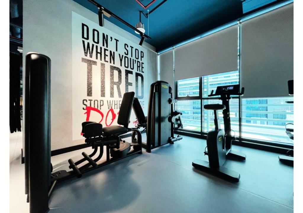 Fitness centrum a/nebo fitness zařízení v ubytování First Class Apartments in Seven Palm with direct Access to the West Palm Beach and Nakheel Mall