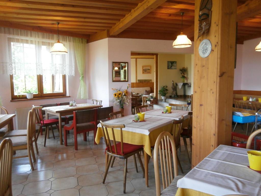 A restaurant or other place to eat at Ferienpension Garni Hubert Rigelnik
