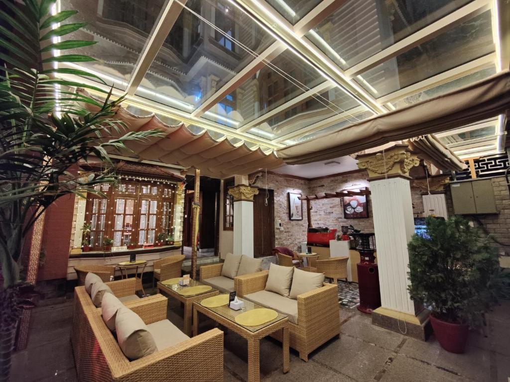 restauracja z krzesłami, stołami i sufitem w obiekcie Sherpa Home Hotel w Katmandu