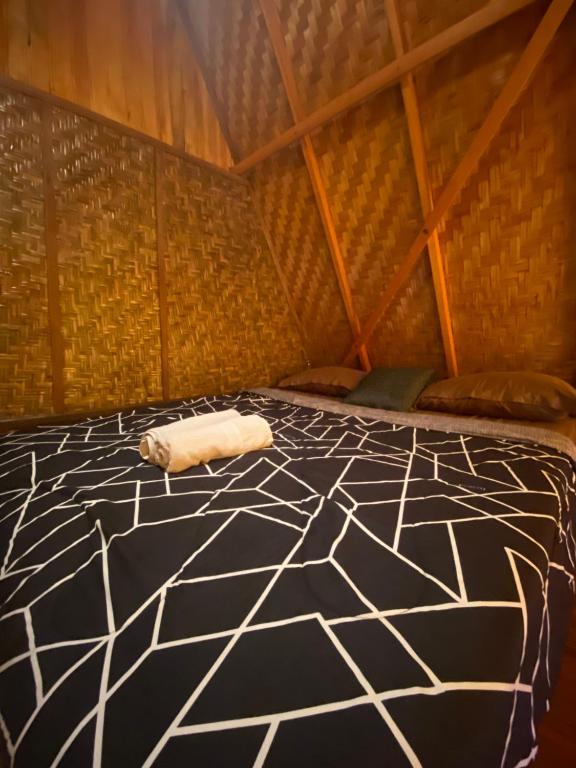 Postel nebo postele na pokoji v ubytování D' Tepi Danau Glamping