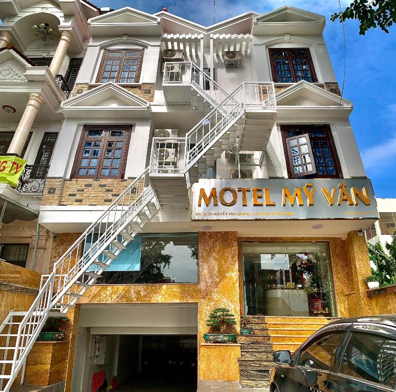 a building with a motel my van sign on it at Motel Mỹ Vân in Cái Răng