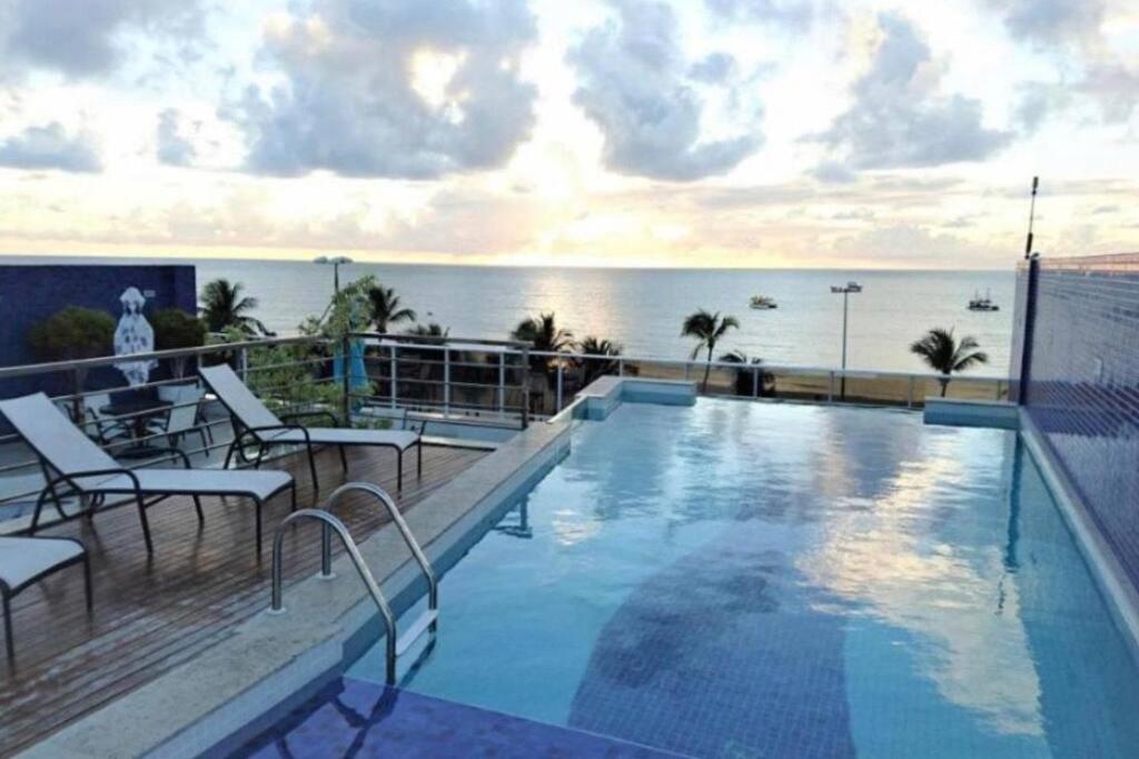 ジョアンペソアにあるFlat - solar do atlânticoの海の景色を望むホテルのスイミングプール