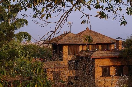 une ancienne maison en briques avec un toit dans l'établissement Vajra Hotel, à Katmandou