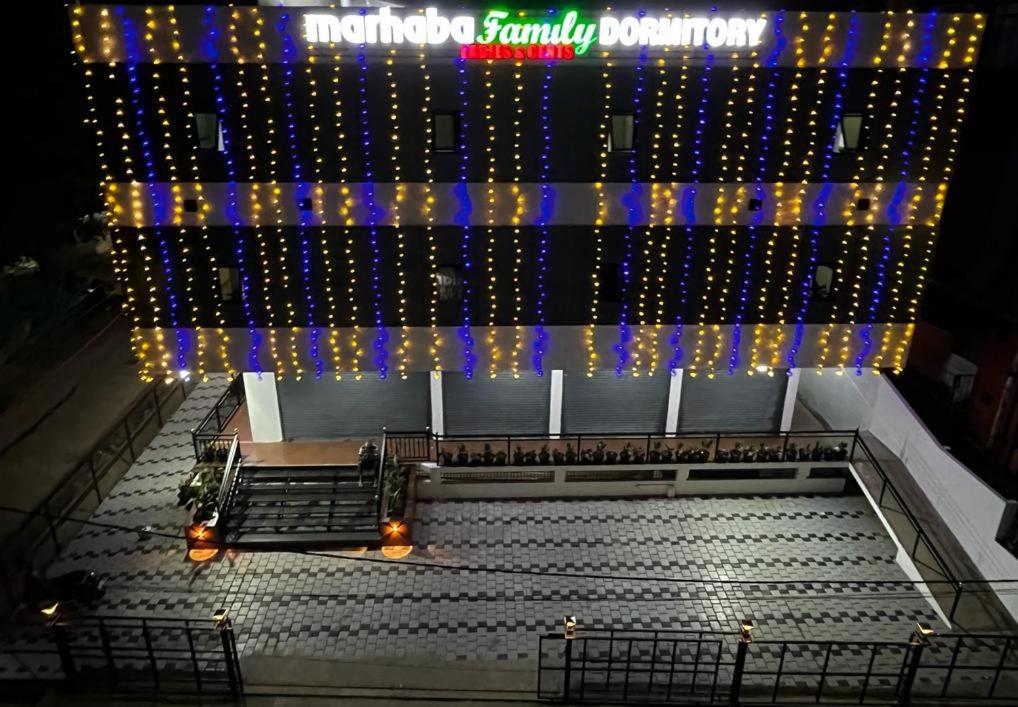 una vista de un escenario con un montón de luces en Marhaba family dormitory, en Kozhikode