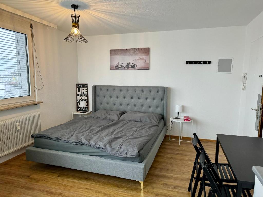 A bed or beds in a room at Studio im Herzen von Dornbirn mit Dachterrasse