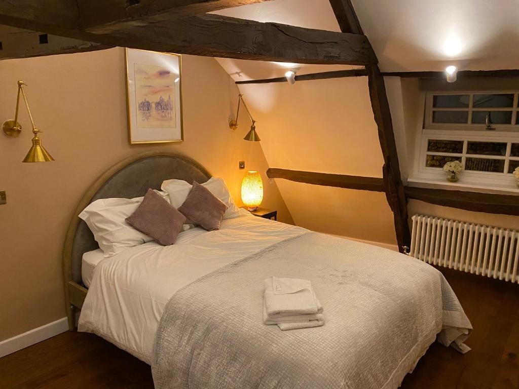 A bed or beds in a room at Rose & Star Cottage