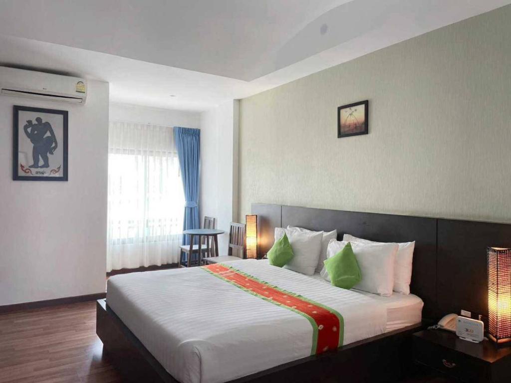 Postel nebo postele na pokoji v ubytování Jingjit Hotel