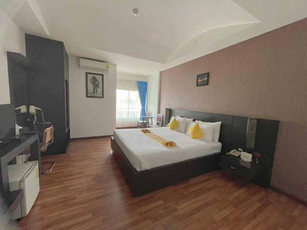 Postel nebo postele na pokoji v ubytování Jingjit Hotel