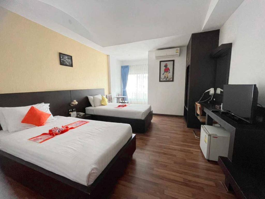 Postel nebo postele na pokoji v ubytování Jingjit Hotel