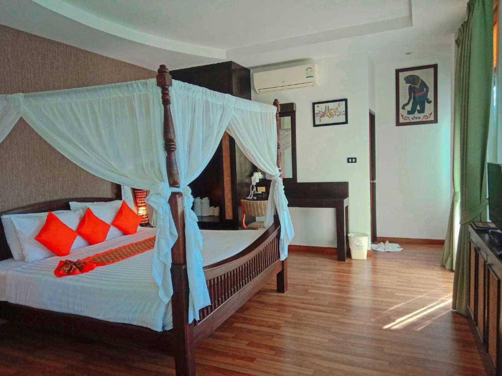 Postel nebo postele na pokoji v ubytování Jingjit Hotel
