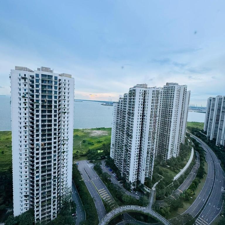 eine Luftaufnahme von hohen Gebäuden in der Nähe des Wassers in der Unterkunft Ataraxia 2B1R 4pax Condo Forest City 3A-3202 in Gelang Patah