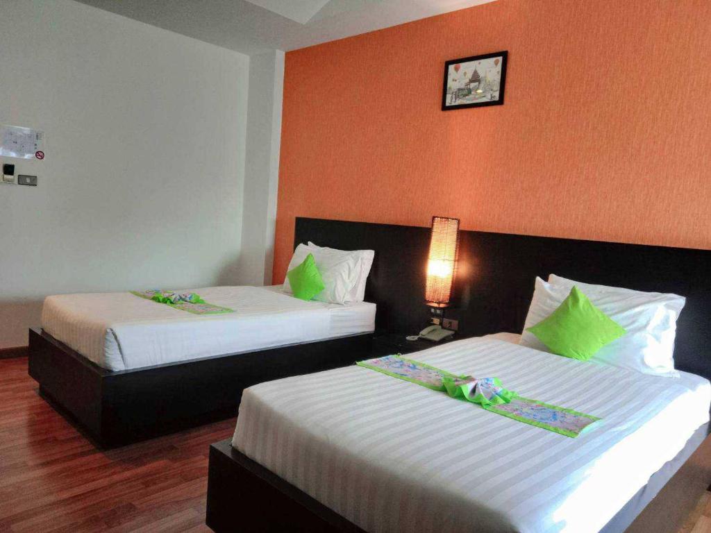 Postel nebo postele na pokoji v ubytování Jingjit Hotel