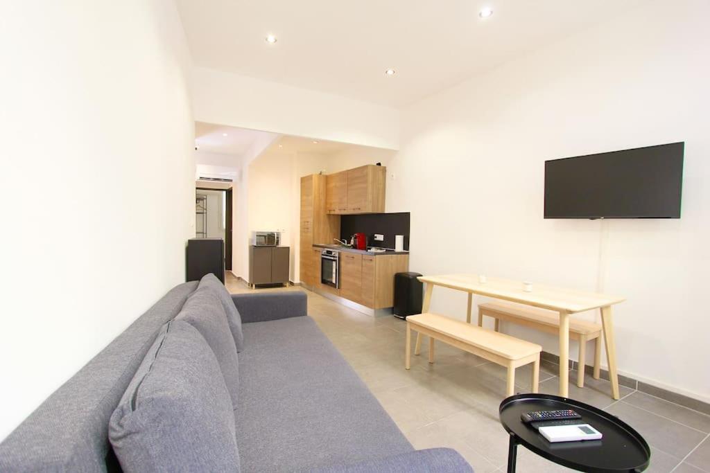 un salon avec un canapé bleu et une table dans l'établissement FLC-PANIER- OLD PORT 500m - T3- 2 Bedrooms -Maxi 6 Guests, à Marseille