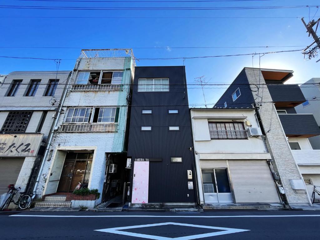 名古屋市にある名古屋 Sakuraya 全屋抗菌涂层预防处理 6分钟直达名古屋车站 2间独立卫生间 2间独立淋浴房 4间卧室の通り沿いにある建物
