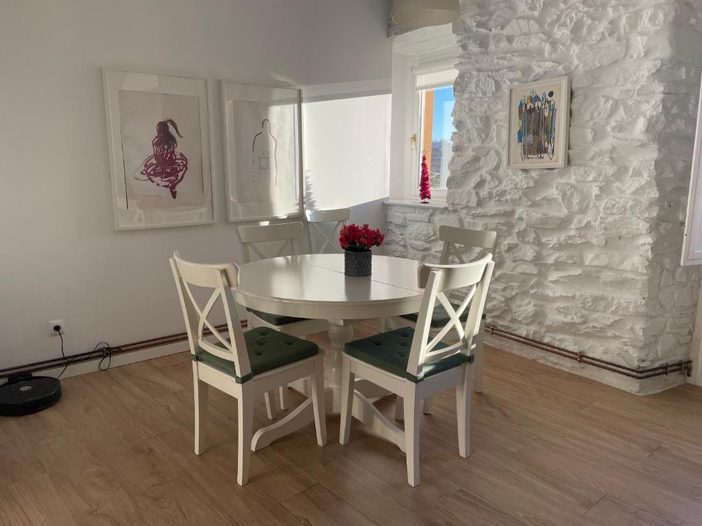 a dining room with a white table and chairs at Gran bilbao vistas impresionantes a estrenar in Portugalete