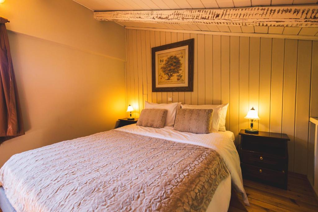 Postel nebo postele na pokoji v ubytování Aphrodite's Inn Kalavrita